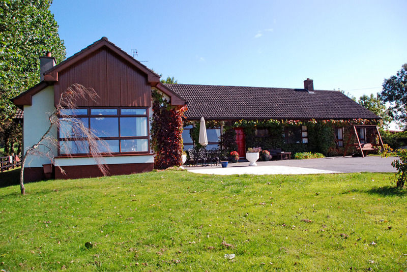 The Bungalow Farmhouse Clomantagh Exterior photo